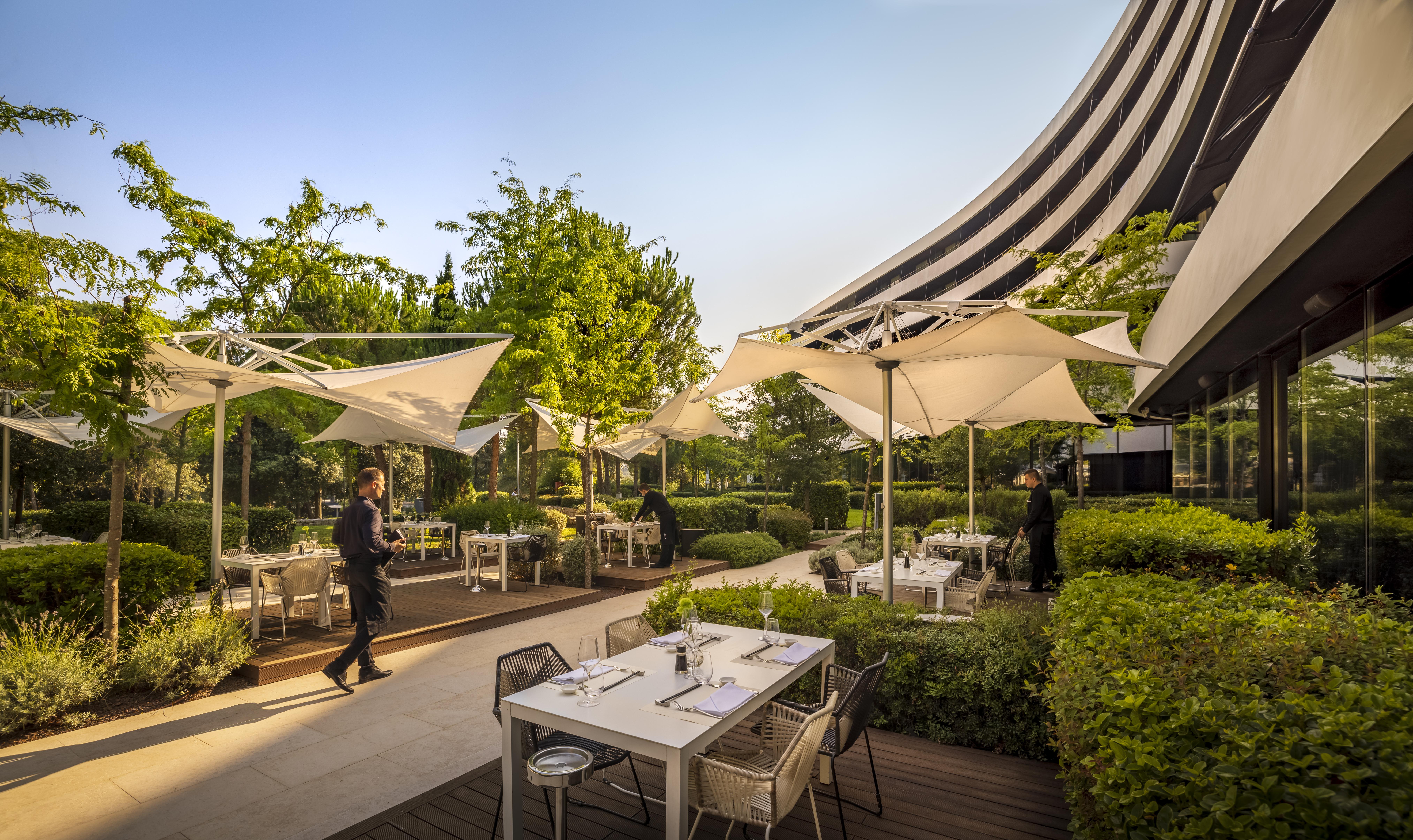 Lone Hotel By Maistra Collection Rovigno Esterno foto The restaurant's terrace